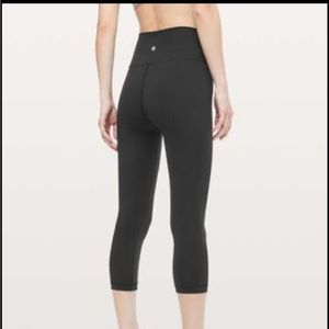 Lululemon Wunder Under Crop (Hi-Rise) *Full-On Luxtreme 21” - Size 6